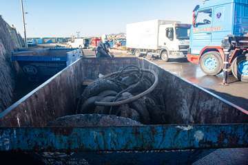 El Cabildo extrae 25 grandes sacas de plásticos y cabos, neumáticos y carros de la compra de los fondos del muelle de Taliarte/TA.